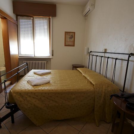 Albergo Tavernetta Кастелнуово дел Гарда Екстериор снимка
