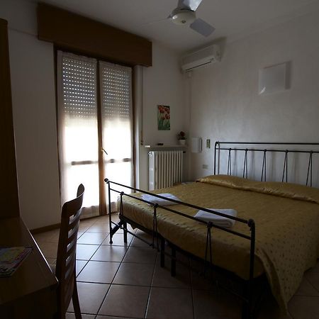 Albergo Tavernetta Кастелнуово дел Гарда Екстериор снимка