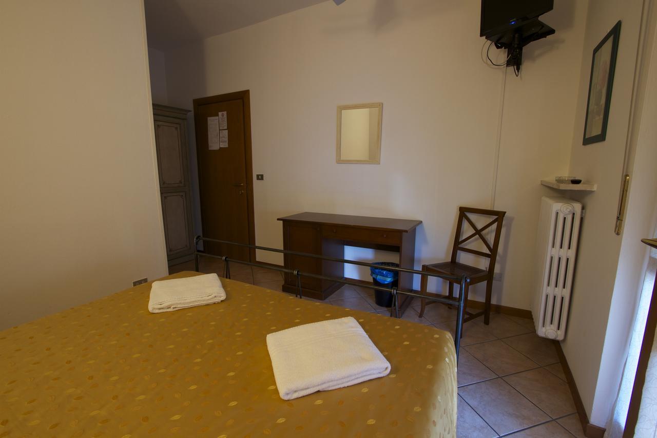 Albergo Tavernetta Кастелнуово дел Гарда Екстериор снимка