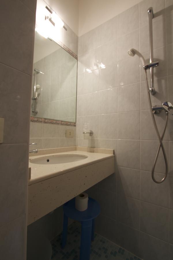 Albergo Tavernetta Кастелнуово дел Гарда Екстериор снимка